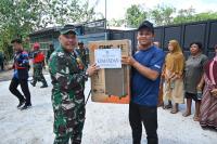Peduli Masyarakat Sekitar, Danwingdik 400/Matukjur Bagikan Bansos di Sela Latganda Prasis Semaba PK TNI AU